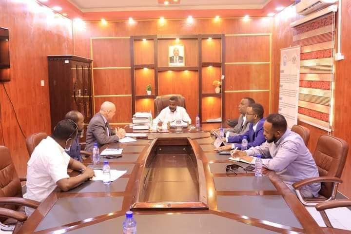 Wasiirka Wasaaradda Tamarta, Macdanta iyo Biyaha Dowladda Puntland Axmed Maxamed Yuusuf  ayaa maanta shir guddoomiyey shir ay wada yeesheen Madaxda Wasaaradda Tamarta,Wakaaladda Horumarinta Tamarta DPL  Wakaaladda Horumarinta Biyaha DPL iyo Hay’adda UNDP.